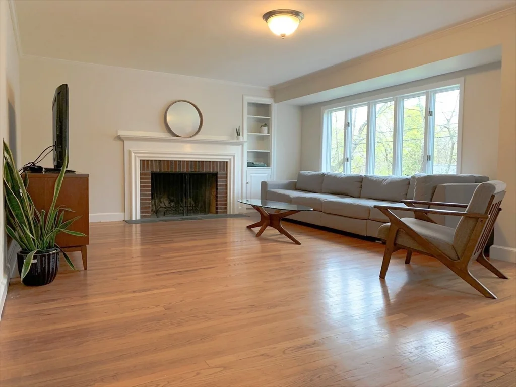 4 bed, 3 bath apartment for rent at 1 Balfour St, Lexington — photo 3 of 23