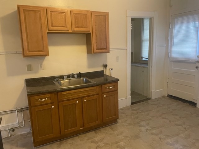 3 bed, 1 bath apartment for rent at 1 Beacon Ave Unit 2R, Holyoke — photo 7 of 8