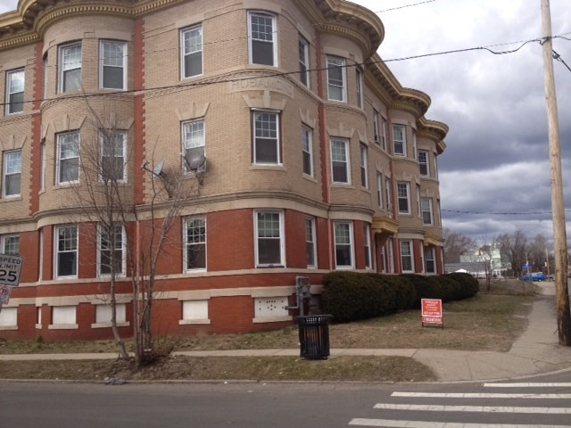 3 bed, 1 bath apartment for rent at 1 Beacon Ave Unit 2R, Holyoke — photo 1 of 8