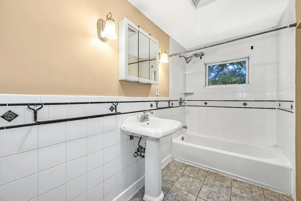 4 bed, 2 bath apartment for rent at 1 Blackstone St Unit 1, Bellingham — photo 19 of 20