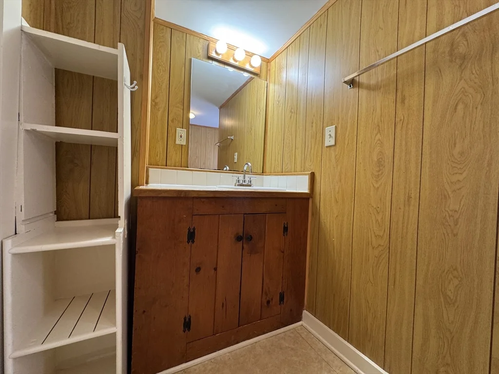 2 bed, 1 bath apartment for rent at 1 Cammetts Ct Unit 1, Amesbury — photo 10 of 22