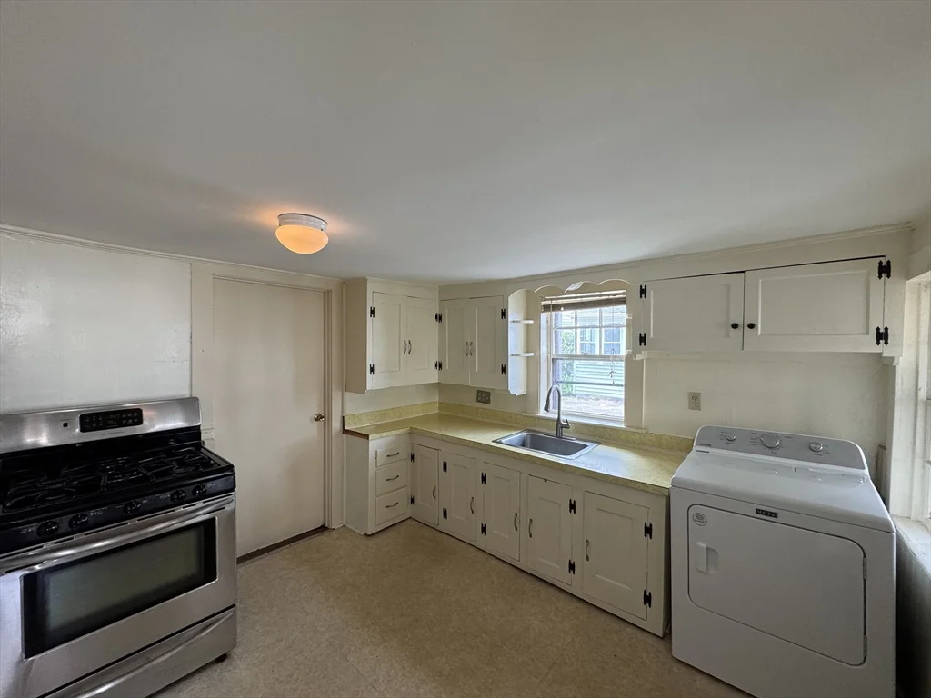 2 bed, 1 bath apartment for rent at 1 Cammetts Ct Unit 1, Amesbury — photo 2 of 22