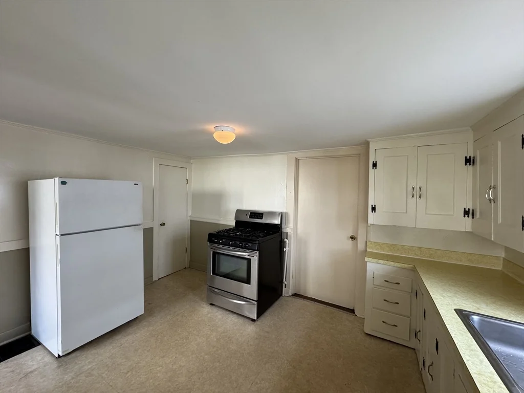 2 bed, 1 bath apartment for rent at 1 Cammetts Ct Unit 1, Amesbury — photo 1 of 22