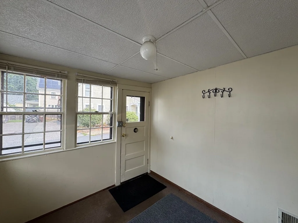 2 bed, 1 bath apartment for rent at 1 Cammetts Ct Unit 1, Amesbury — photo 19 of 22