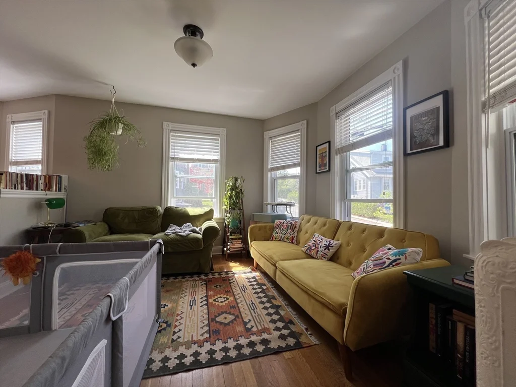 2 bed, 1 bath apartment for rent at 1 Chestnut St Unit 1, Belmont — photo 3 of 18