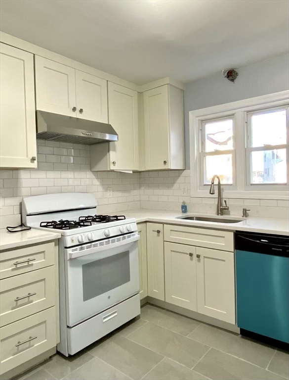 3 bed, 1 bath apartment for rent at 1 Clinton St Unit 1, Haverhill — photo 3 of 14