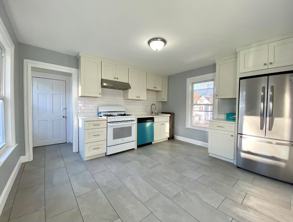 3 bed, 1 bath apartment for rent at 1 Clinton St Unit 2, Haverhill — photo 3 of 16