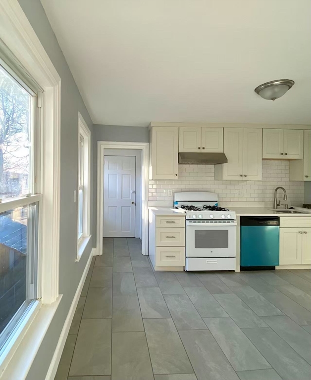 3 bed, 1 bath apartment for rent at 1 Clinton St Unit 2, Haverhill — photo 4 of 16
