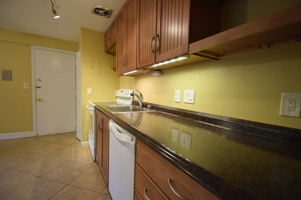 1 bed, 1 bath apartment for rent at 1 Colonial Village Dr Unit 3, Arlington — photo 3 of 12