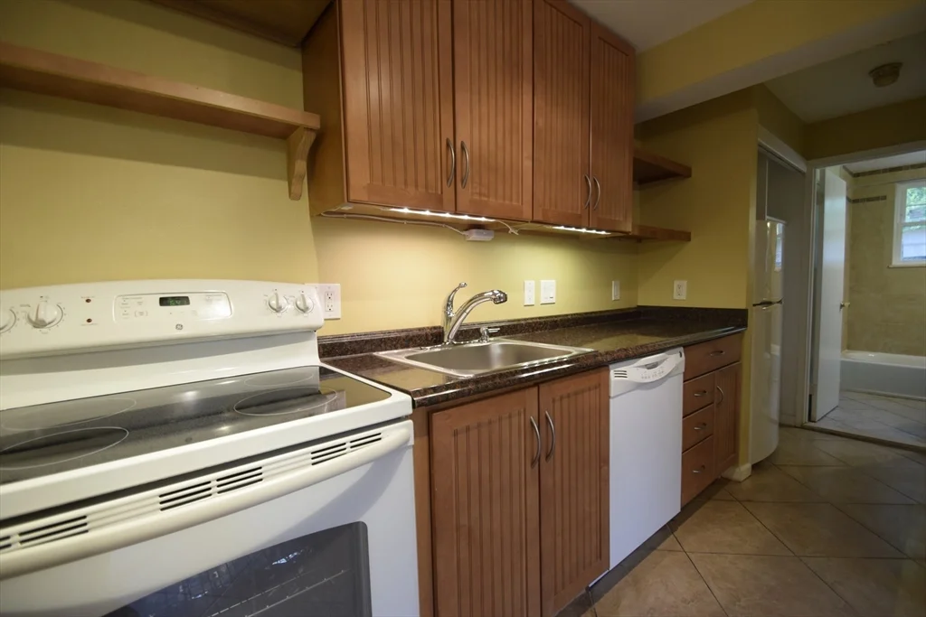 1 bed, 1 bath apartment for rent at 1 Colonial Village Dr Unit 3, Arlington — photo 4 of 12