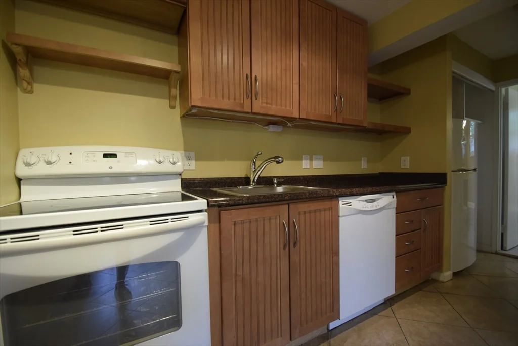 1 bed, 1 bath apartment for rent at 1 Colonial Village Dr Unit 3, Arlington — photo 5 of 12