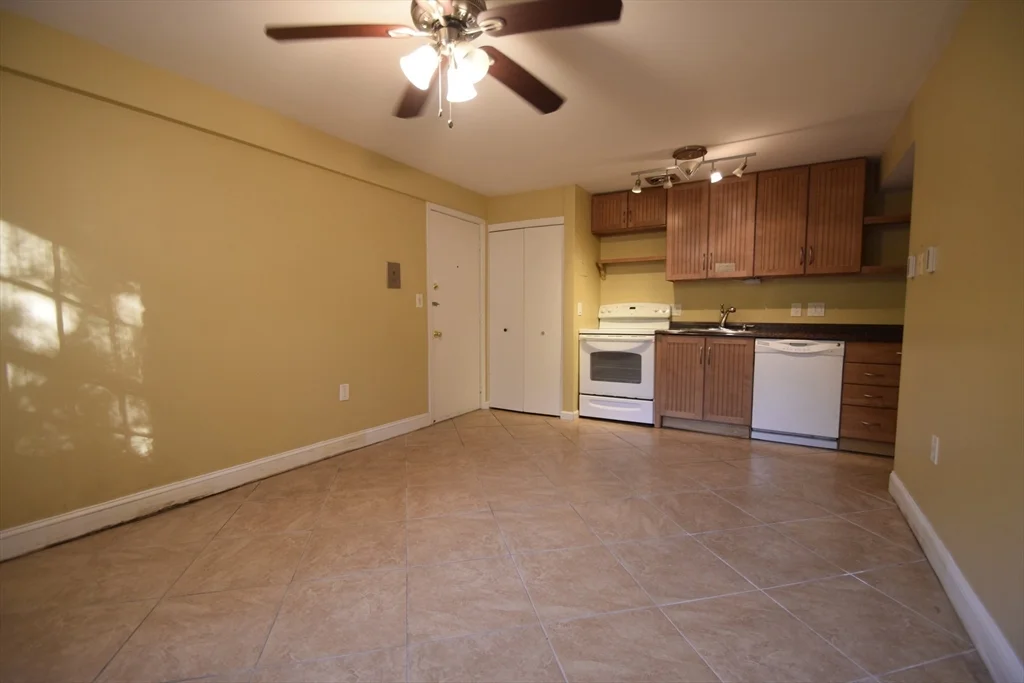 1 bed, 1 bath apartment for rent at 1 Colonial Village Dr Unit 3, Arlington — photo 2 of 12