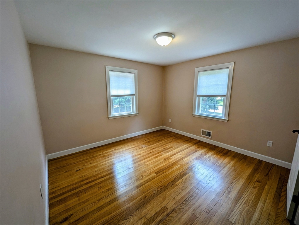 4 bed, 1 bath apartment for rent at 1 Conlyn Ave, Franklin — photo 6 of 23