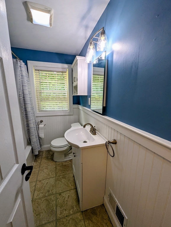 4 bed, 1 bath apartment for rent at 1 Conlyn Ave, Franklin — photo 8 of 23