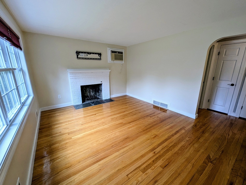 4 bed, 1 bath apartment for rent at 1 Conlyn Ave, Franklin — photo 5 of 23