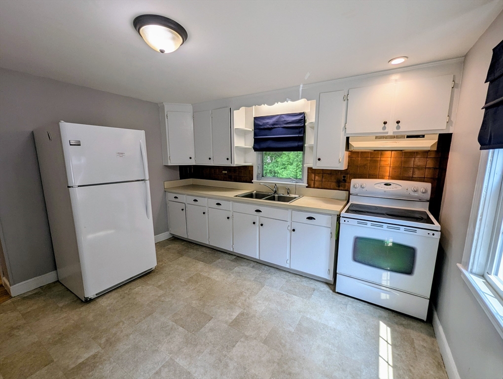 4 bed, 1 bath apartment for rent at 1 Conlyn Ave, Franklin — photo 2 of 23