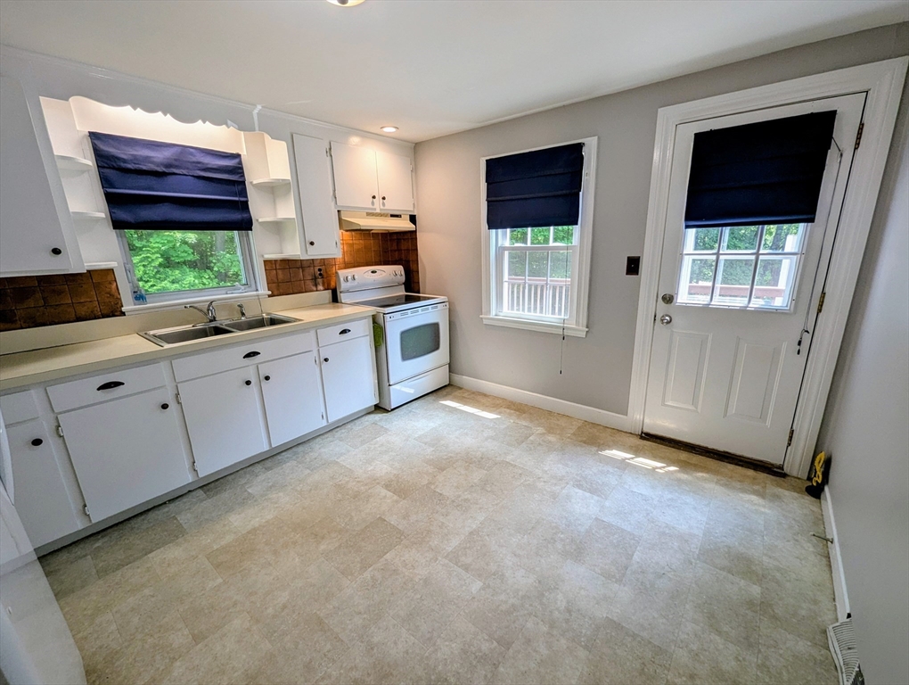 4 bed, 1 bath apartment for rent at 1 Conlyn Ave, Franklin — photo 3 of 23