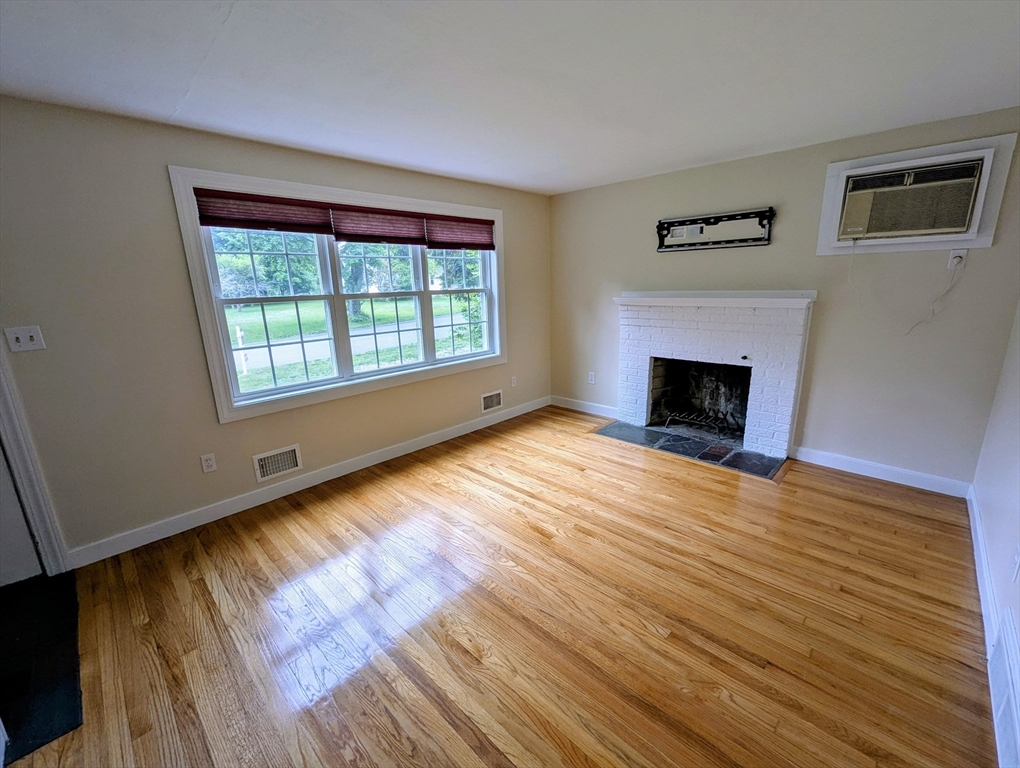 4 bed, 1 bath apartment for rent at 1 Conlyn Ave, Franklin — photo 4 of 23