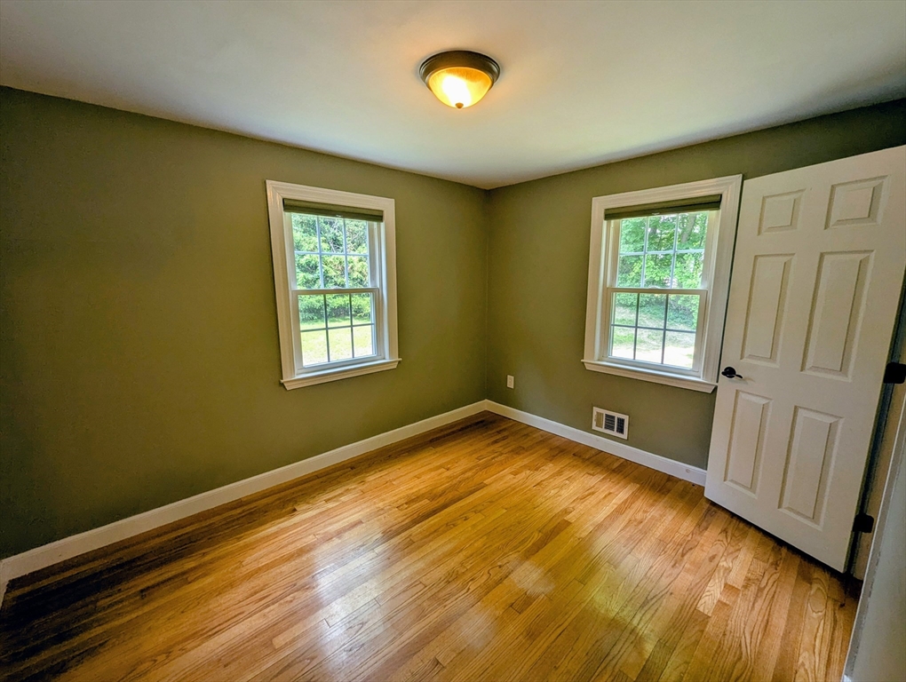 4 bed, 1 bath apartment for rent at 1 Conlyn Ave, Franklin — photo 7 of 23