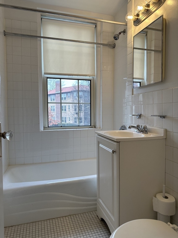 2 bed, 1 bath apartment for rent at 1 Craigie Unit 46, Harvard Square — photo 15 of 20