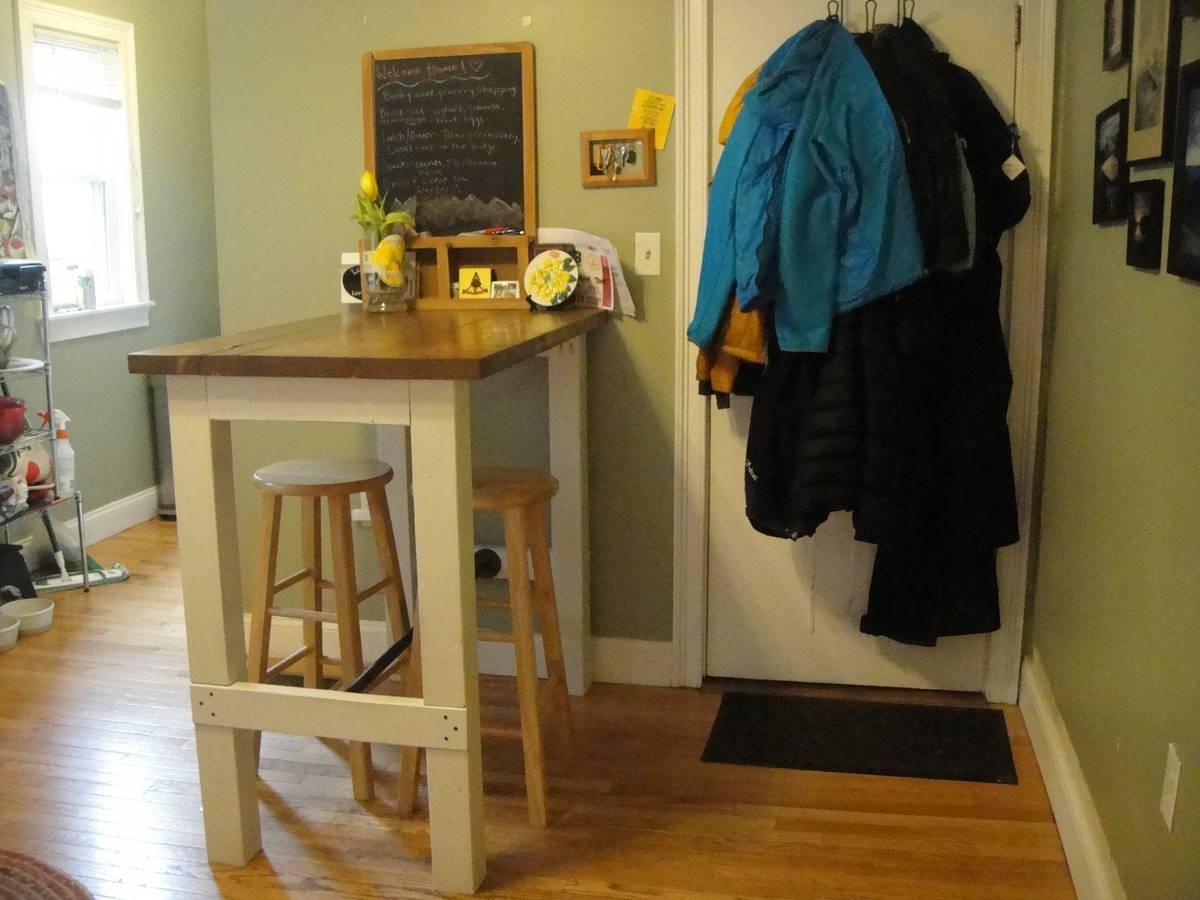2 bed, 1 bath apartment for rent at 1 Edgar Ter Unit 1, Winter Hill — photo 4 of 10