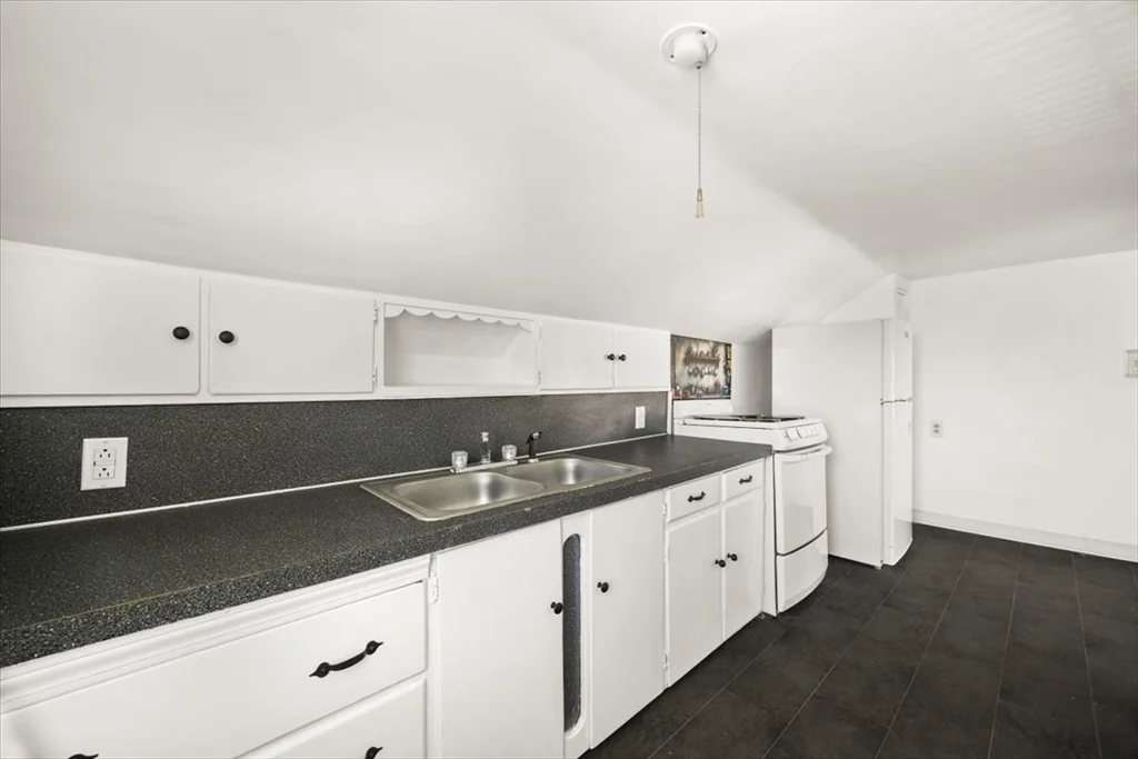 1 bed, 1 bath apartment for rent at 1 Elm St Unit 3, Freetown — photo 6 of 16