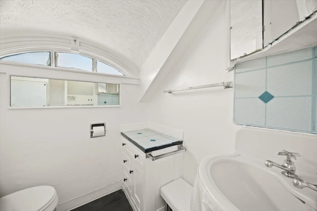 1 bed, 1 bath apartment for rent at 1 Elm St Unit 3, Freetown — photo 8 of 16