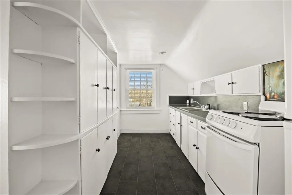 1 bed, 1 bath apartment for rent at 1 Elm St Unit 3, Freetown — photo 4 of 16