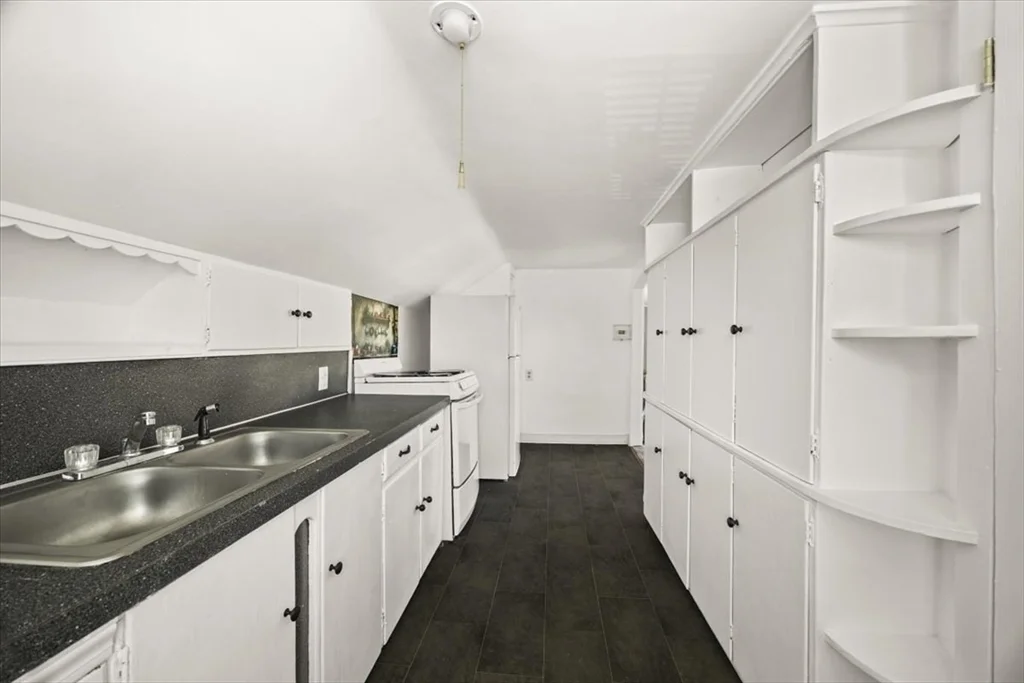 1 bed, 1 bath apartment for rent at 1 Elm St Unit 3, Freetown — photo 5 of 16