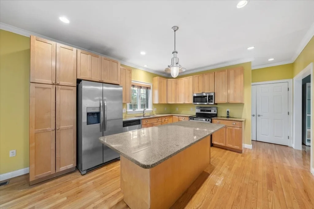 4 bed, 2 bath apartment for rent at 1 Glenbrook Rd, Framingham — photo 3 of 16