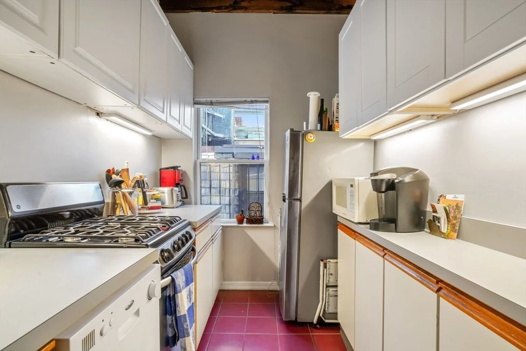 2 bed, 1 bath apartment for rent at 1 Goodwin Pl Unit 4, Beacon Hill — photo 5 of 17