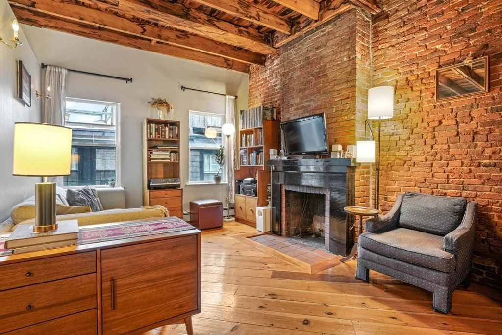 2 bed, 1 bath apartment for rent at 1 Goodwin Pl Unit 4, Beacon Hill