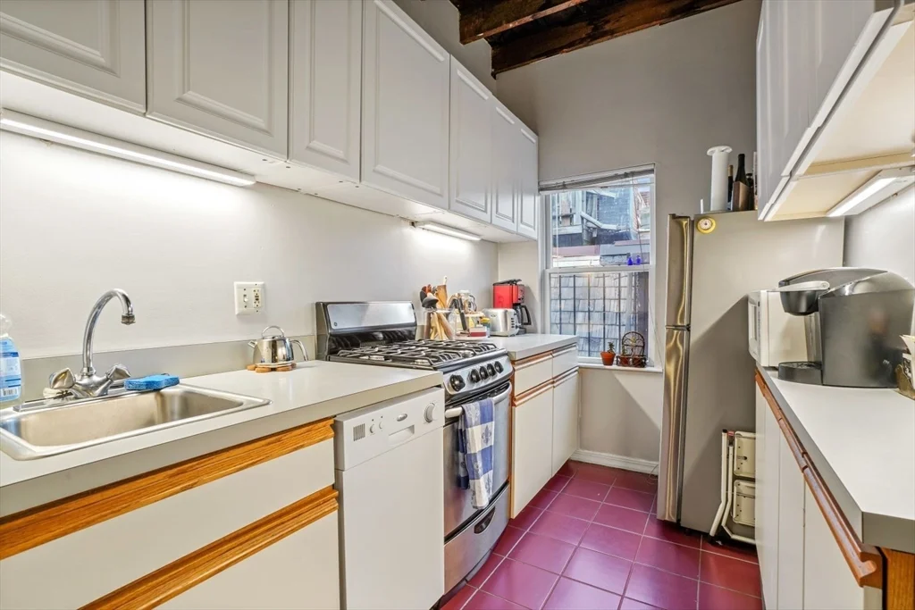2 bed, 1 bath apartment for rent at 1 Goodwin Pl Unit 4, Beacon Hill — photo 4 of 17