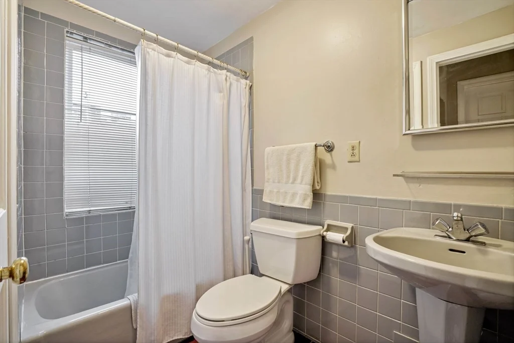 2 bed, 1 bath apartment for rent at 1 Goodwin Pl Unit 4, Beacon Hill — photo 8 of 17