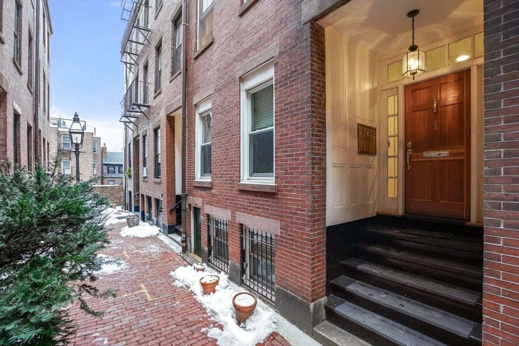 2 bed, 1 bath apartment for rent at 1 Goodwin Pl Unit 4, Beacon Hill — photo 16 of 17