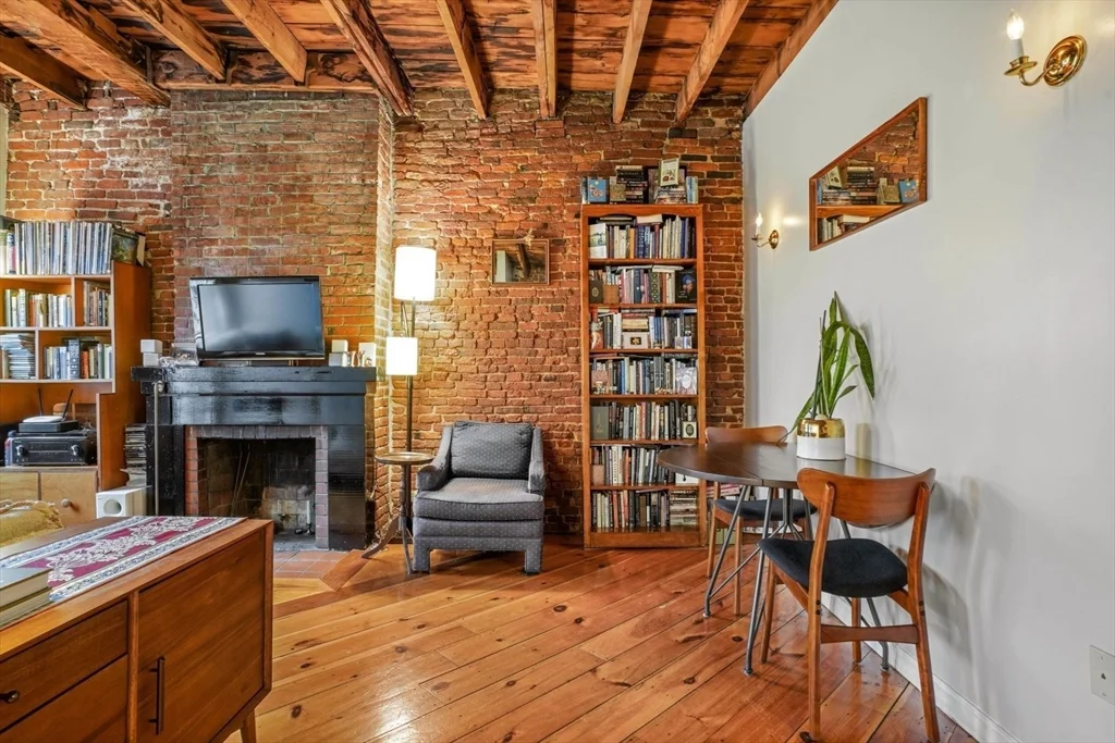 2 bed, 1 bath apartment for rent at 1 Goodwin Pl Unit 4, Beacon Hill — photo 3 of 17