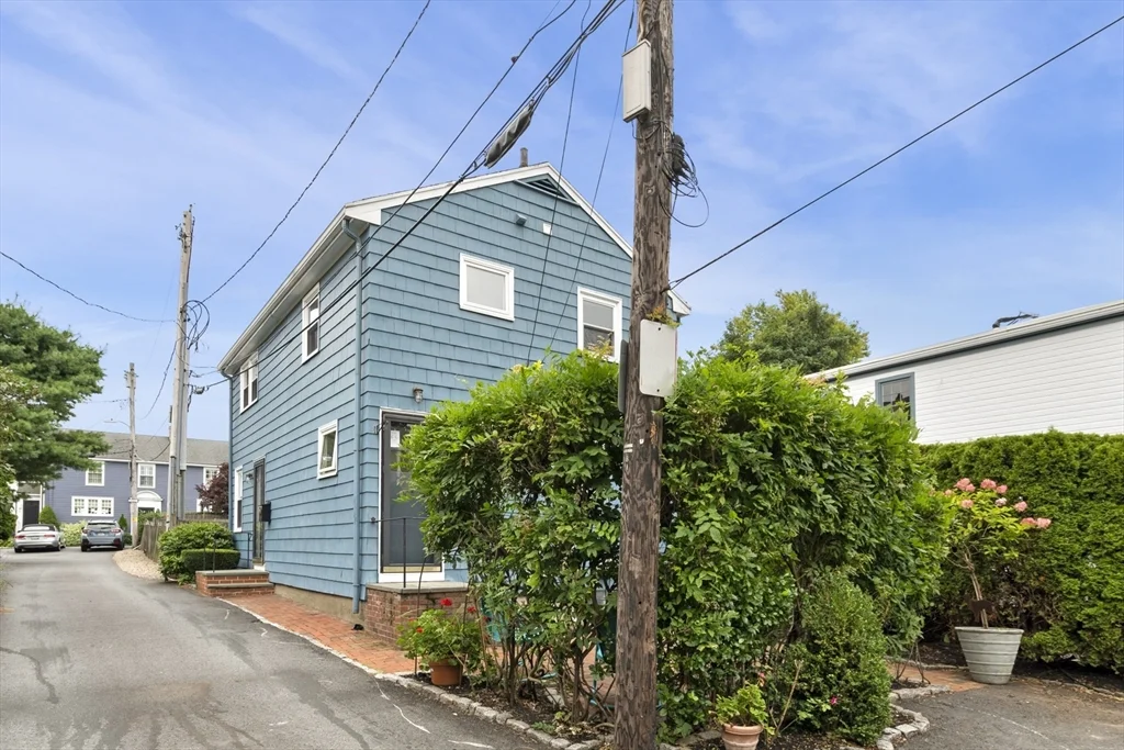 2 bed, 1 bath apartment for rent at 1 Goodwins Ct, Marblehead — photo 26 of 31