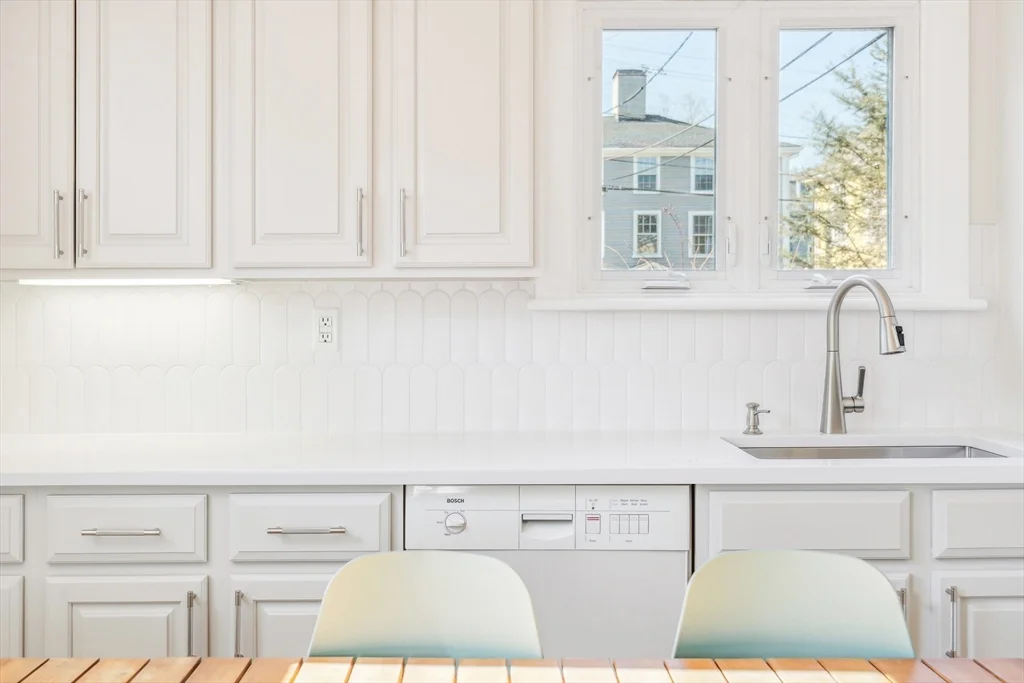 2 bed, 1 bath apartment for rent at 1 Goodwins Ct, Marblehead — photo 8 of 31