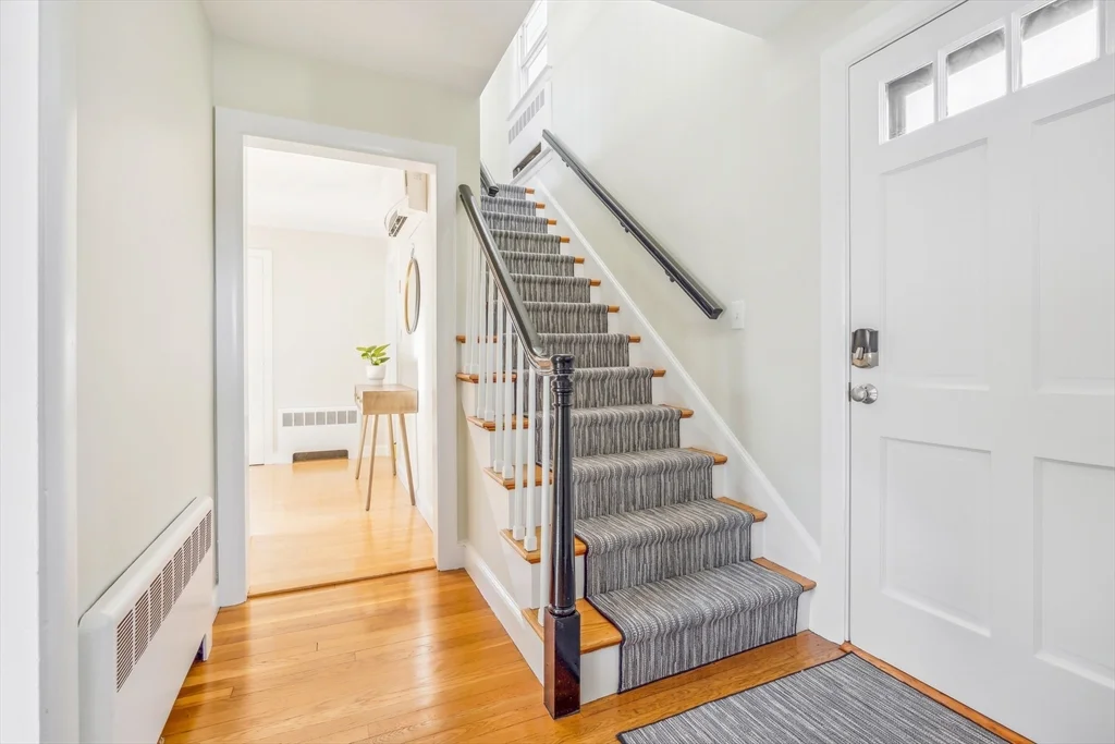 2 bed, 1 bath apartment for rent at 1 Goodwins Ct, Marblehead — photo 10 of 31