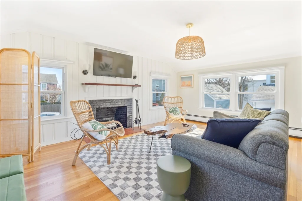 2 bed, 1 bath apartment for rent at 1 Goodwins Ct, Marblehead — photo 17 of 31