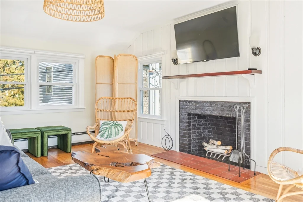 2 bed, 1 bath apartment for rent at 1 Goodwins Ct, Marblehead — photo 16 of 31