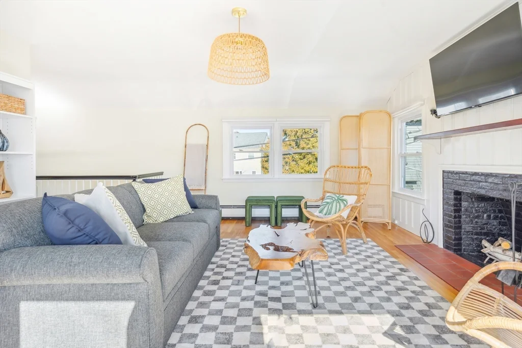 2 bed, 1 bath apartment for rent at 1 Goodwins Ct, Marblehead — photo 14 of 31