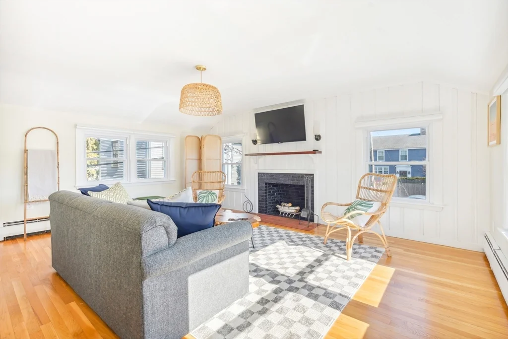 2 bed, 1 bath apartment for rent at 1 Goodwins Ct, Marblehead — photo 13 of 31