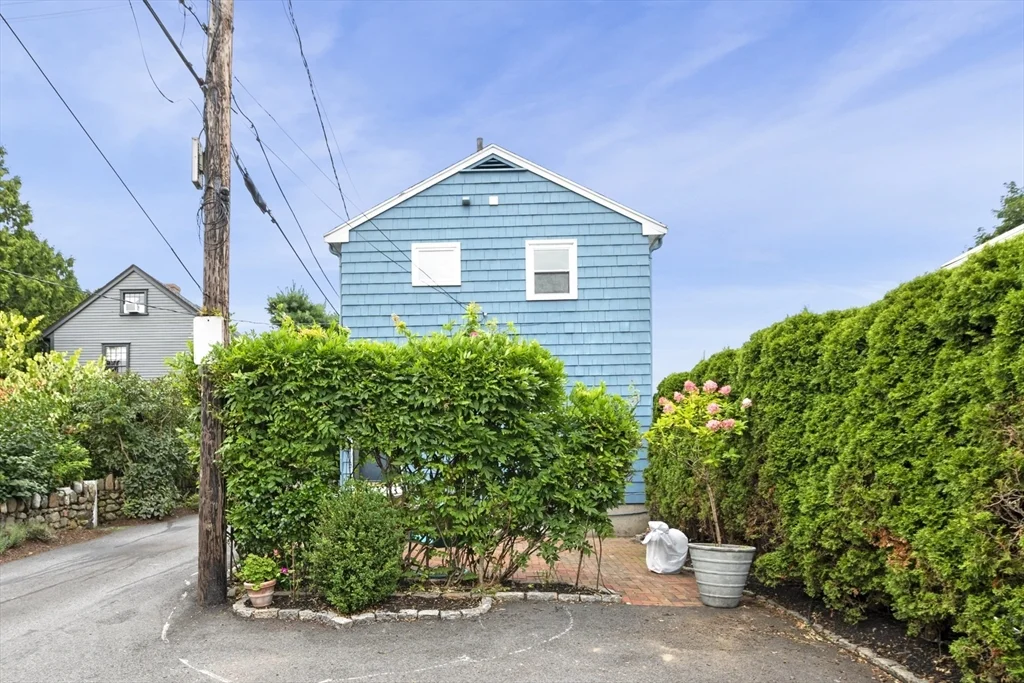 2 bed, 1 bath apartment for rent at 1 Goodwins Ct, Marblehead — photo 27 of 31
