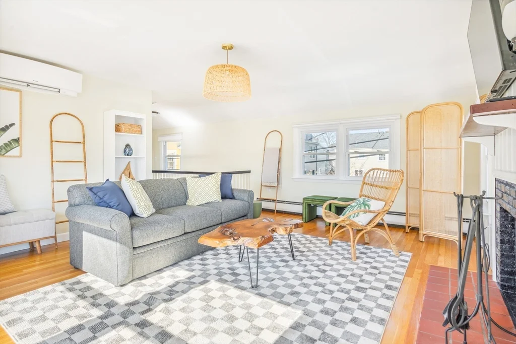 2 bed, 1 bath apartment for rent at 1 Goodwins Ct, Marblehead — photo 15 of 31