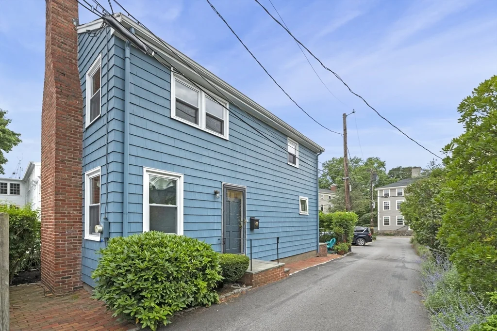2 bed, 1 bath apartment for rent at 1 Goodwins Ct, Marblehead — photo 25 of 31