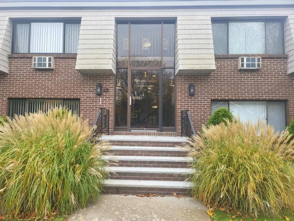 1 bed, 1 bath apartment for rent at 1 Hallmark Gardens Unit 1, Burlington — photo 4 of 14