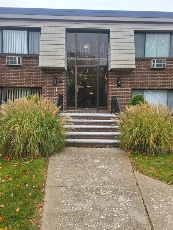 1 bed, 1 bath apartment for rent at 1 Hallmark Gardens Unit 1, Burlington — photo 3 of 14