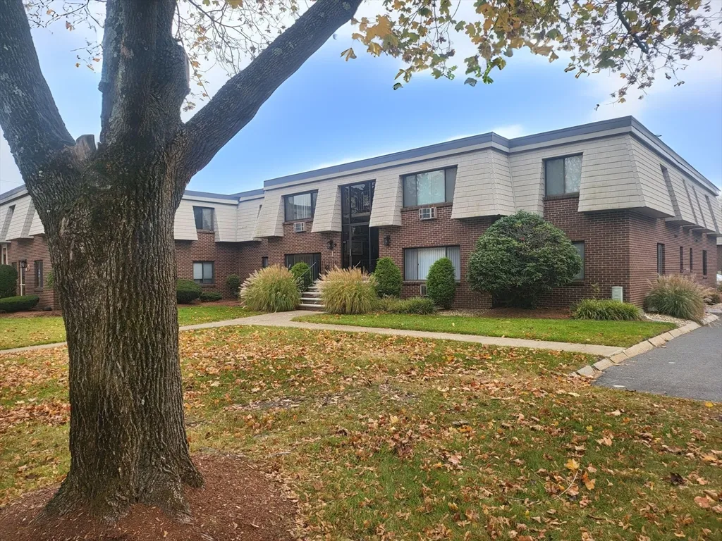 1 bed, 1 bath apartment for rent at 1 Hallmark Gardens Unit 1, Burlington — photo 2 of 14