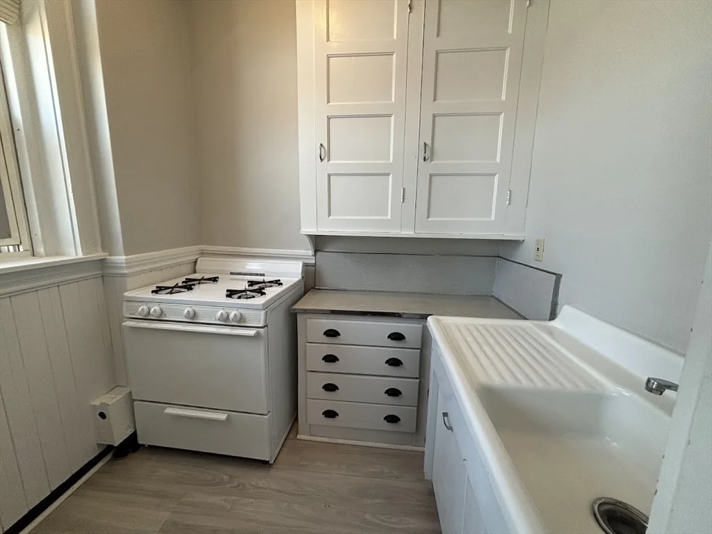 1 bed, 1 bath apartment for rent at 1 Harbor Unit 11, Salem — photo 2 of 5